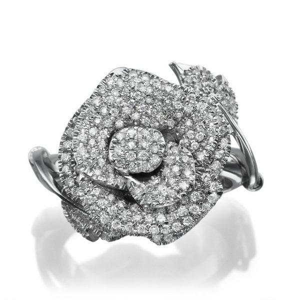 טבעת בעיצוב פרח משובצת יהלומים