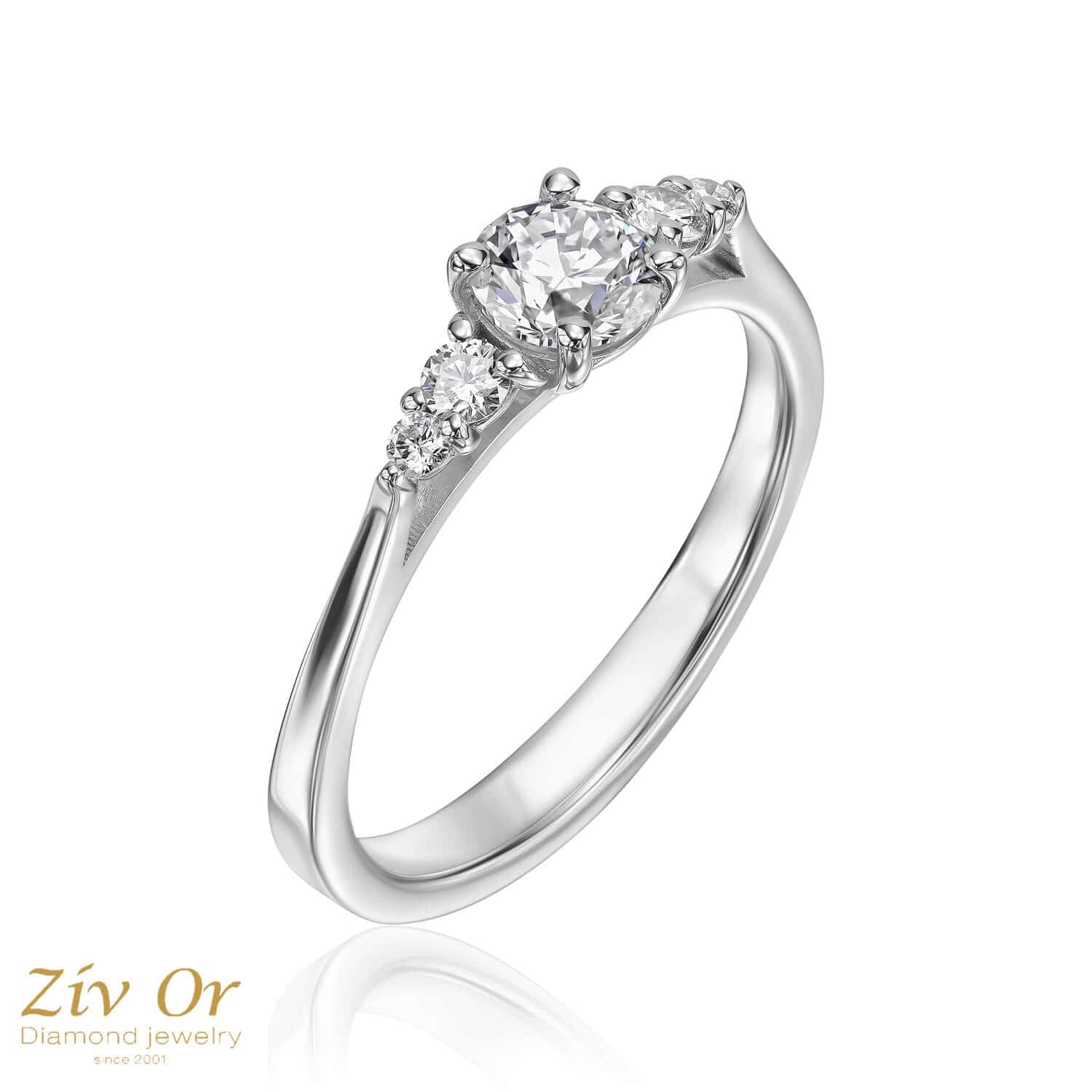 טבעת אירוסין מיהלומים משובצת יהלום מרכזי ושלושה יהלומים קטנים.