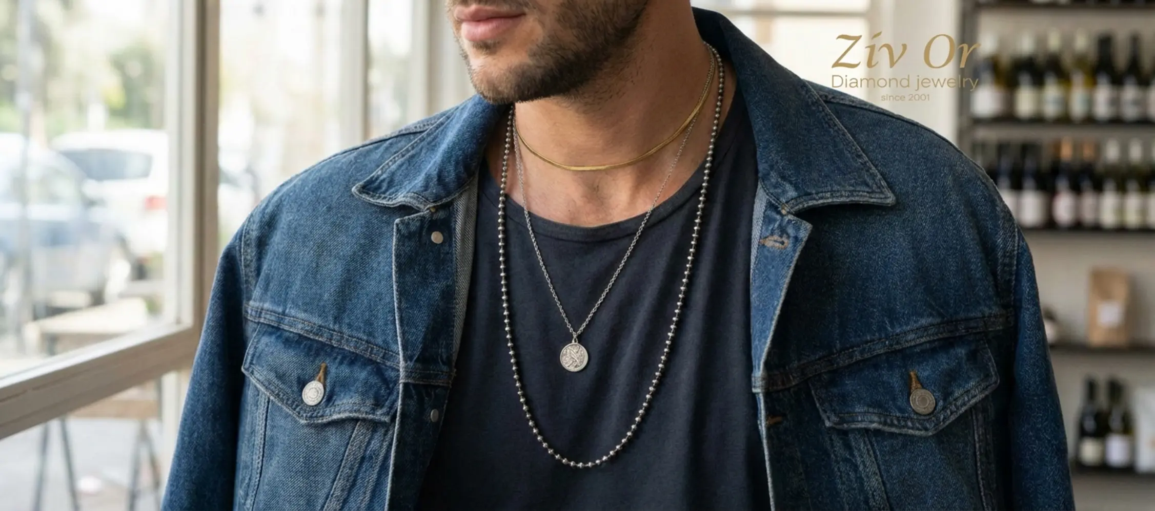 תמונה המדגימה גבר לובש שלוש שרשראות באורכים שונים (Layering): אחת קצרה ודקה, אחת בינונית עם תליון, ואחת ארוכה ועבה יותר, כדי להראות איך לשלב נכון