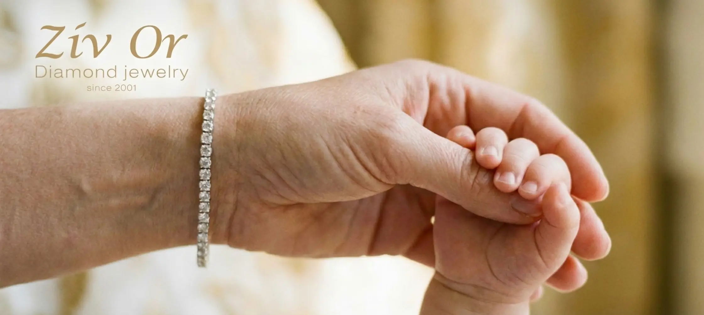 תמונה אמנותית של אישה מחזיקה יד של תינוק, ועל ידה צמיד טניס יהלומים מנצנץ ברכות