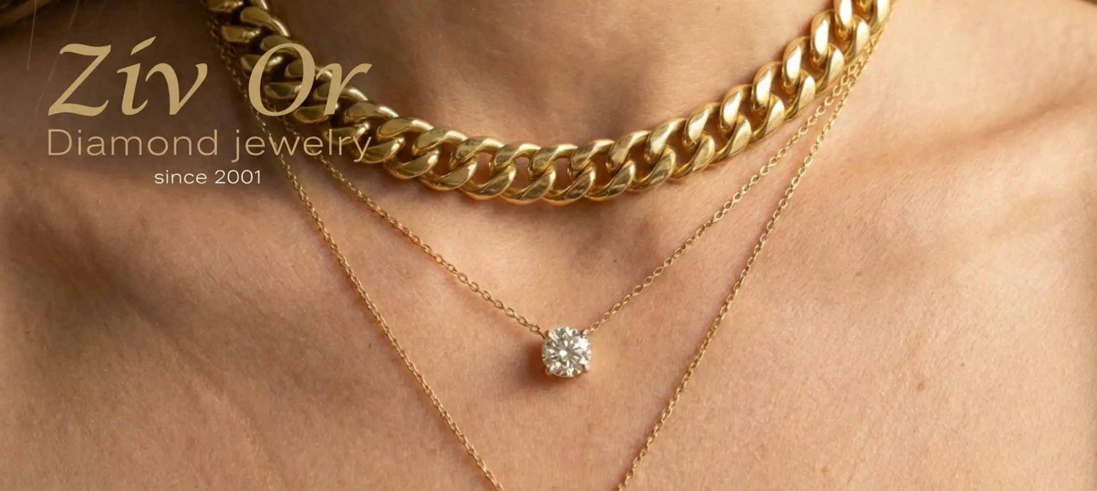 צילום תקריב איכותי של אישה עונדת שכבות של שרשראות המשלבות שרשרת חוליות עבה מזהב צהוב קרוב לצוואר, יחד עם שרשרת אמצעית עדינה הכוללת תליון יהלום נוצץ המונח במרכז