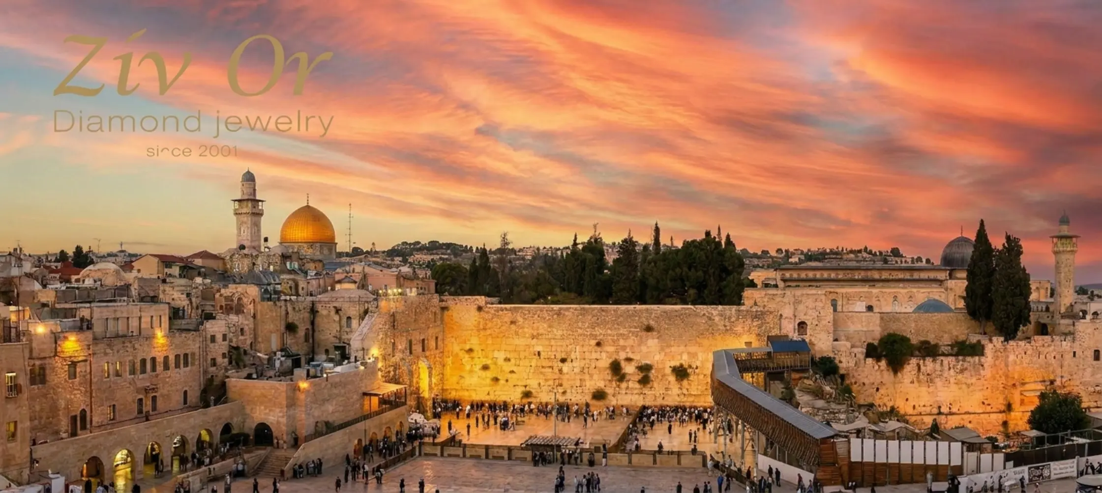תצלום נוף פנורמי מרהיב של ירושלים והכותל המערבי בשעת שקיעה, השמיים צבועים בצבעי כתום וורוד, ואבני הכותל מוארות בתאורה חמה ורומנטית.