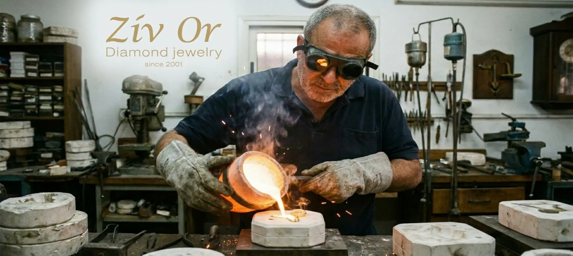 צורף אומן בסדנת עבודה חובש משקפי מגן ויוצק זהב נוזלי וזוהר בטמפרטורה גבוהה מתוך כור היתוך לתוך תבנית גבס ליצירת תכשיט חדש