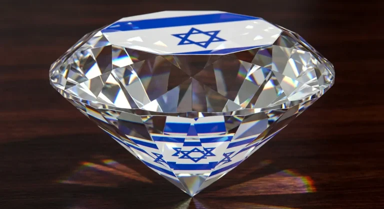 יהלום מבריק וגדול עם דגל ישראל מודפס על פניו העליונים והתחתונים, מונח על משטח עץ כהה